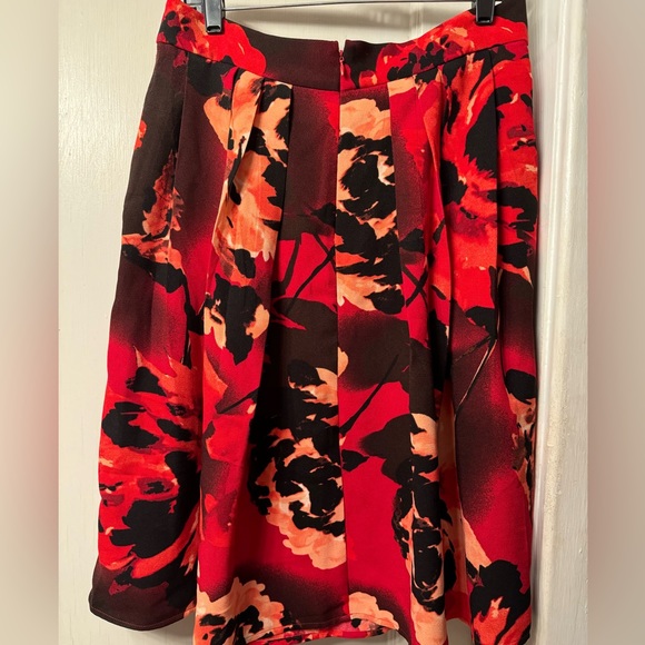 Red Floral high-waisted box pleat skirt with pockets - Eva Mendez Size 12 - Picture 3 of 3